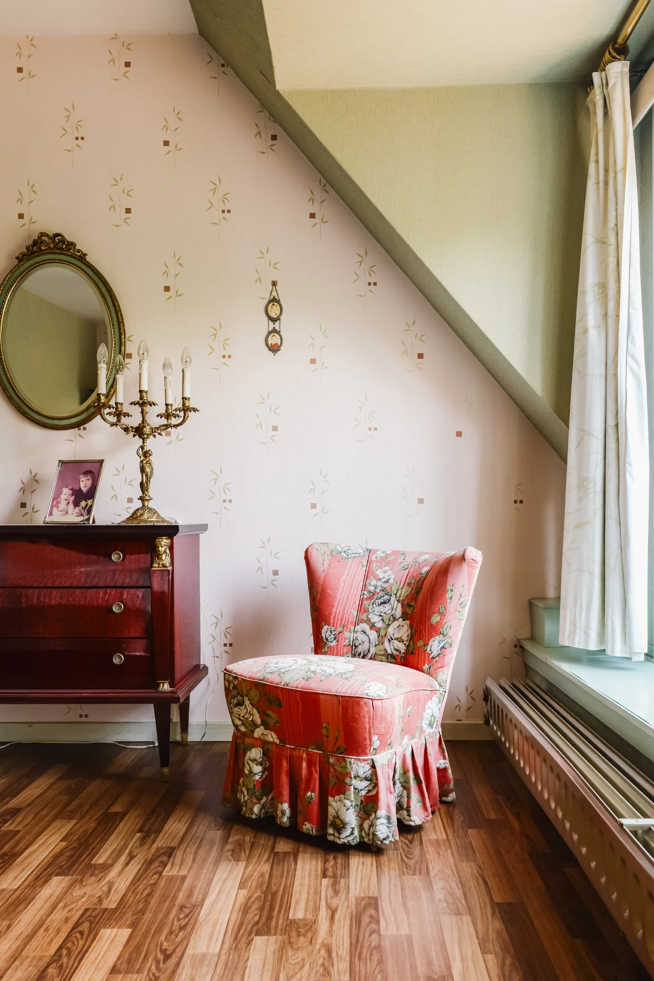Oude stoel in karaktervol interieur - interieurfotografie vastgoed