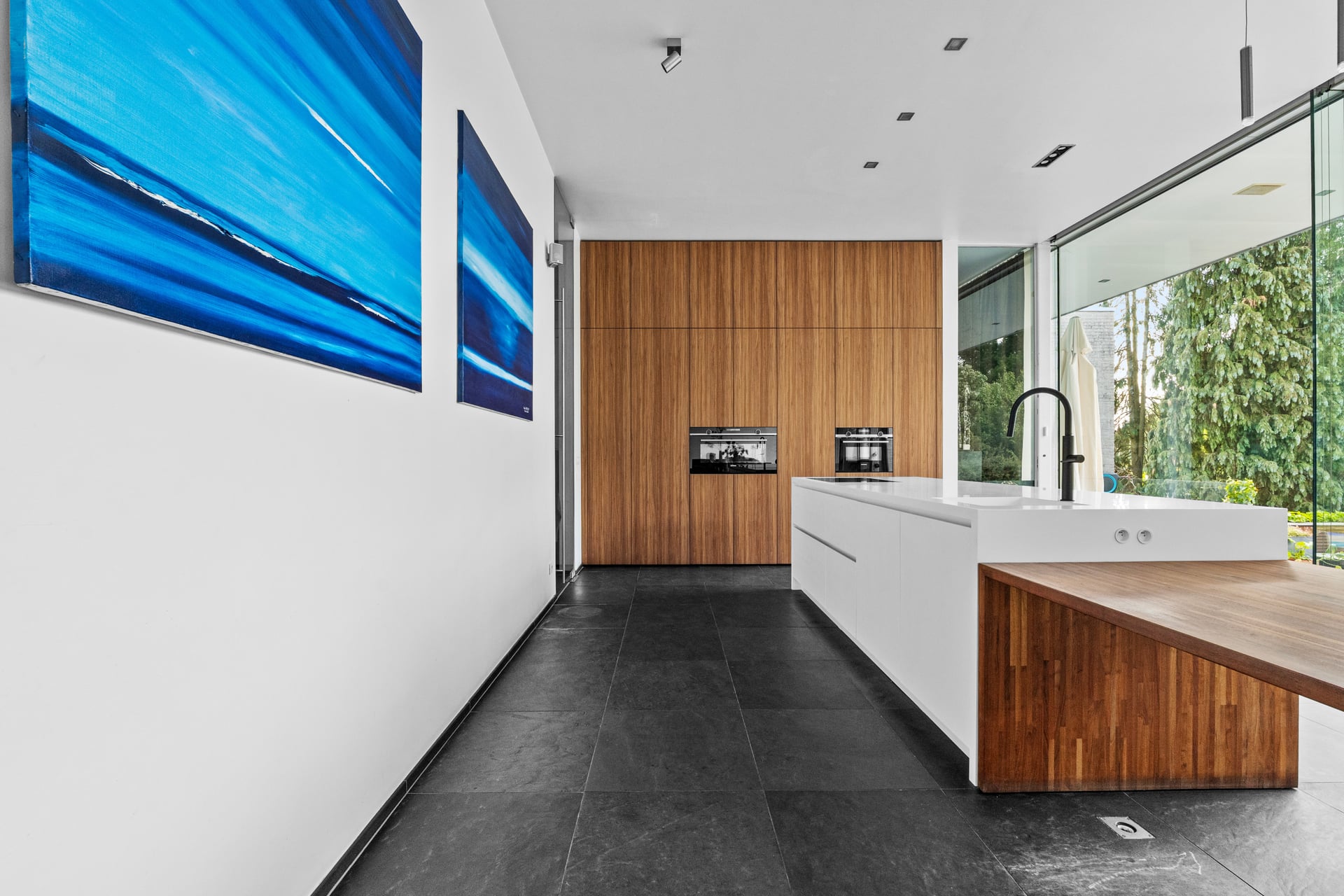 Moderne keuken in wit met houten afwerking