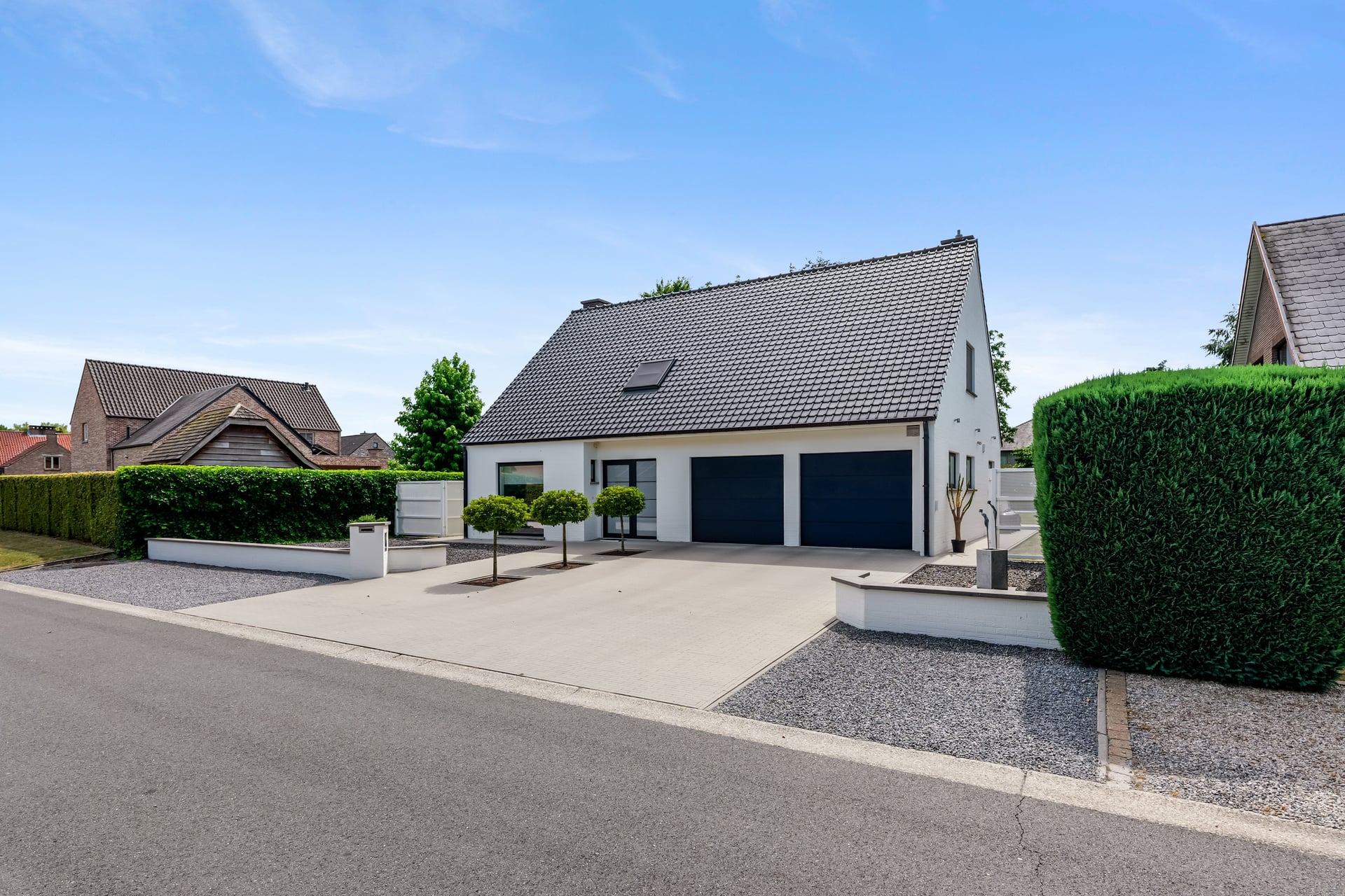 Exterieurfoto van een strakke witte villa