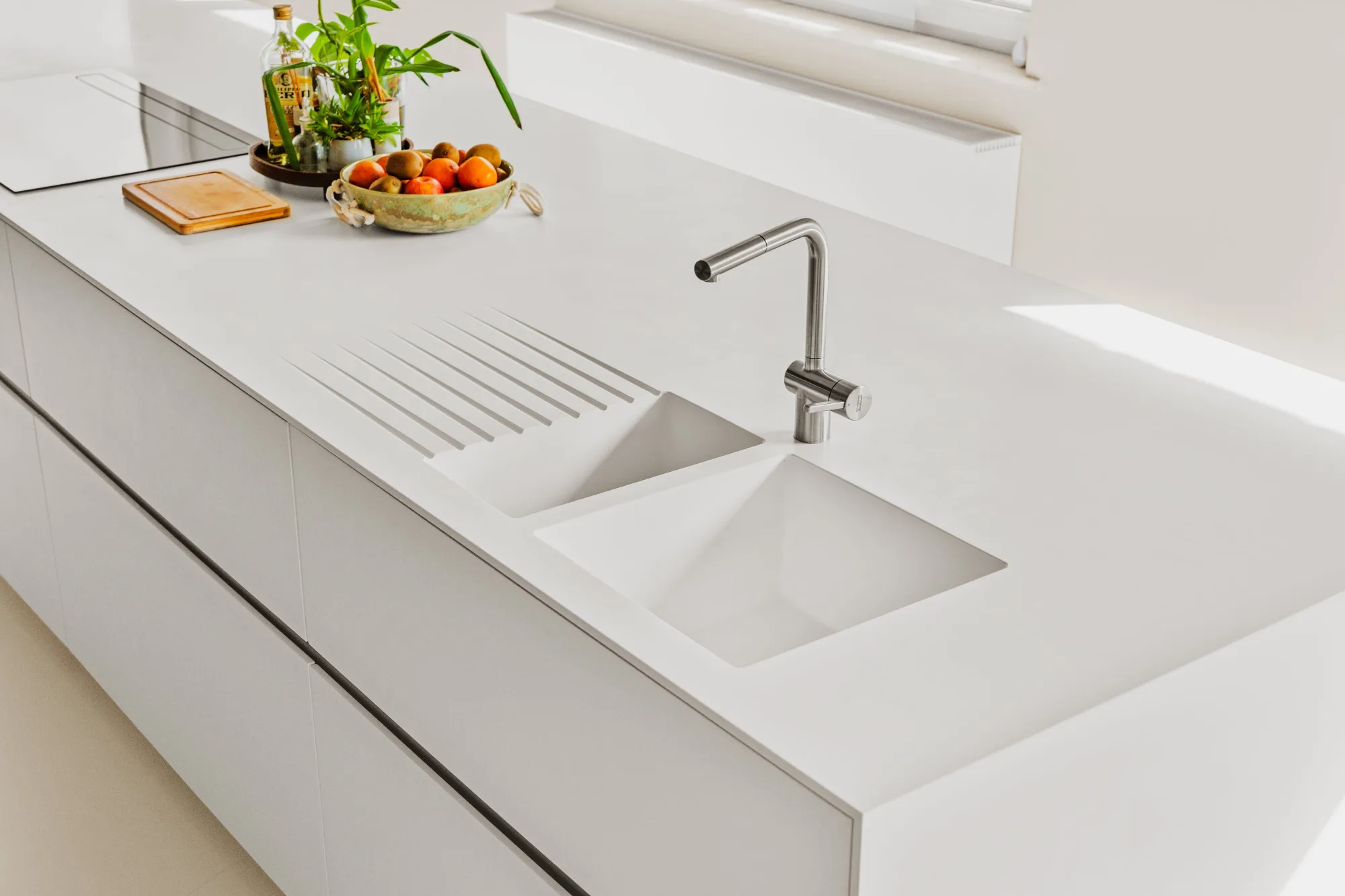 Strakke witte keuken in een villa - interieurfotografie vastgoed