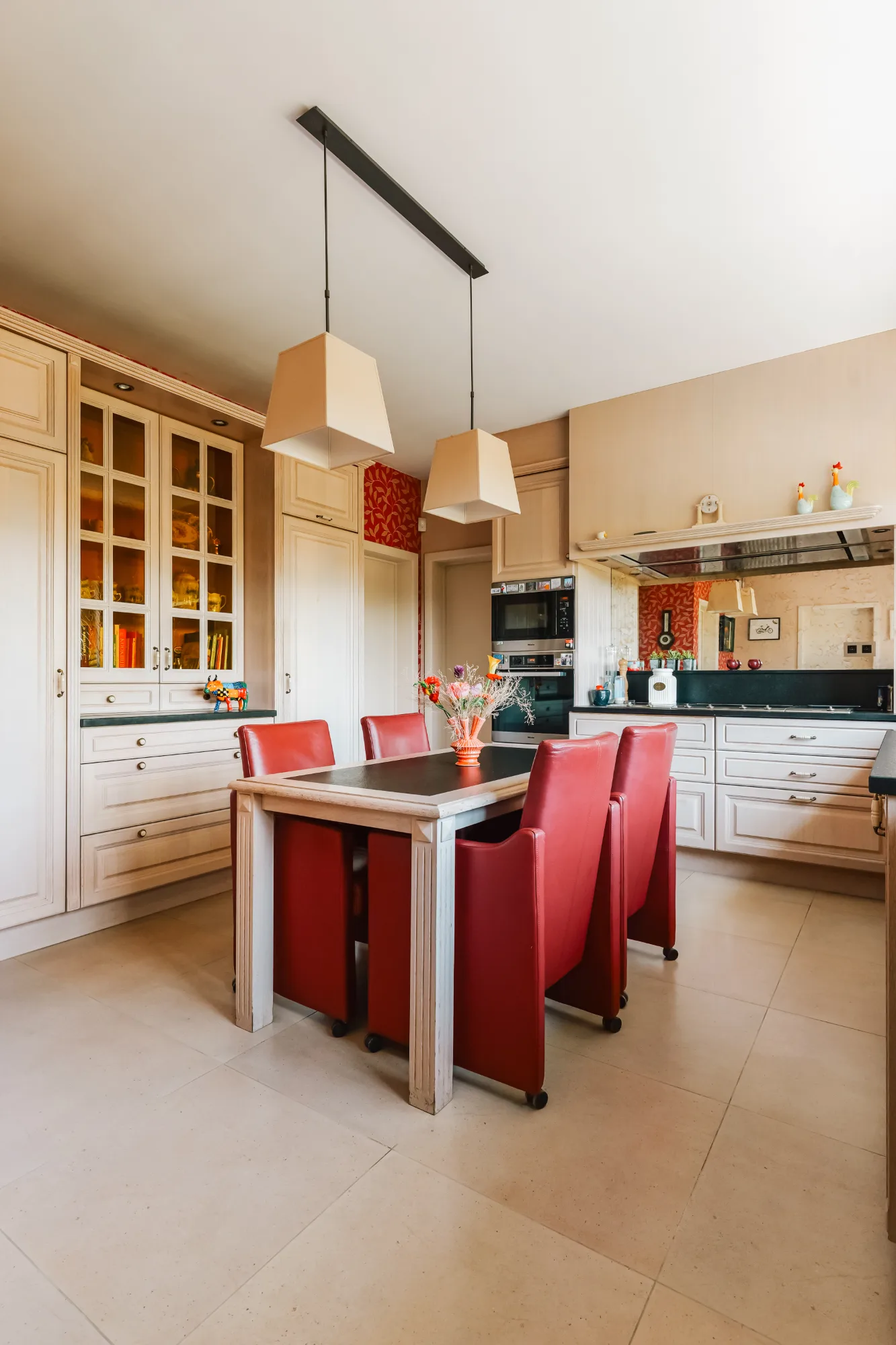 Karaktervolle keuken met rode stoelen - interieurfotografie vastgoed