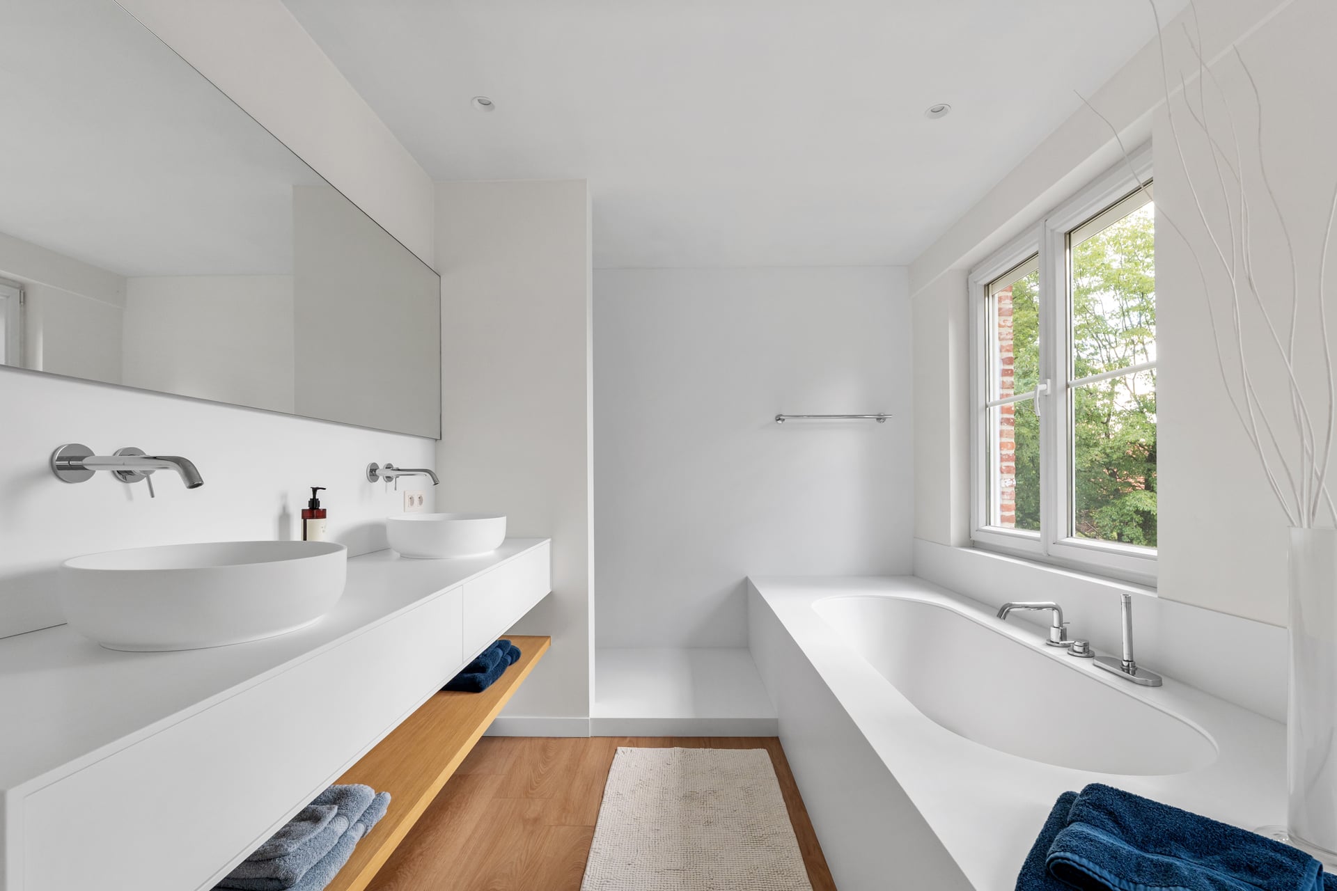 Strakke witte badkamer met natuurlijk licht